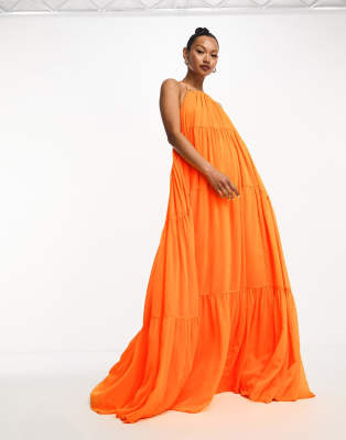 ASOS DESIGN - Gestuftes Maxikleid in Hellorange mit trapezförmigem Neckholder-Träger und Verbindungsstück