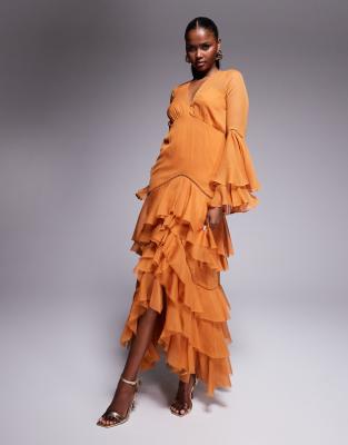 ASOS DESIGN - Gestuftes Maxikleid in Rostrot mit tiefem Ausschnitt, Rüschen und Spitzeneinsätzen