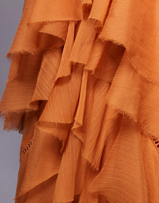 ASOS DESIGN – Gestuftes Maxikleid in Rostrot mit tiefem Ausschnitt, Rüschen und Spitzeneinsätzen 