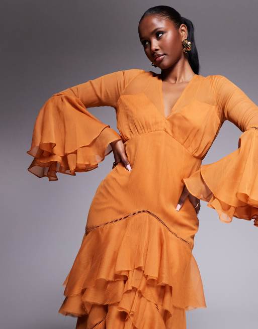 ASOS DESIGN – Gestuftes Maxikleid in Rostrot mit tiefem Ausschnitt, Rüschen und Spitzeneinsätzen 
