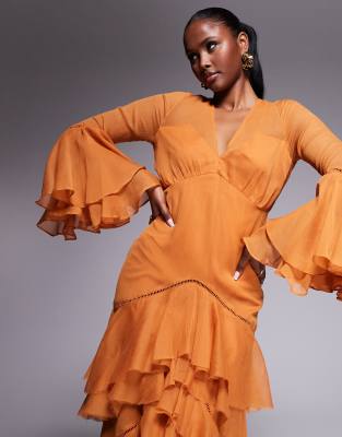 ASOS DESIGN – Gestuftes Maxikleid in Rostrot mit tiefem Ausschnitt, Rüschen und Spitzeneinsätzen 