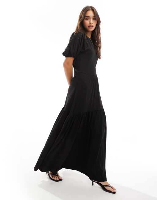 ASOS DESIGN – Gestuftes Maxikleid in Schwarz mit Puffärmeln und Lochstickerei