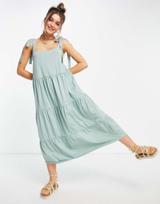 ASOS DESIGN – Gestuftes Maxikleid mit eckigem Ausschnitt und gebundenen Trägern in Salbeigrün