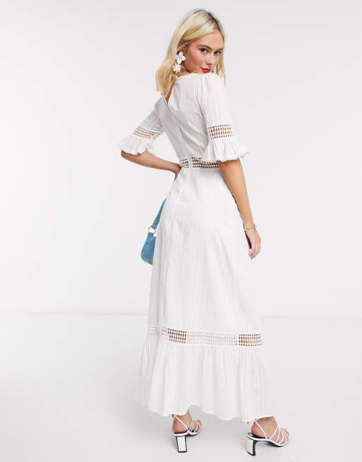 ASOS DESIGN Gestuftes Maxikleid mit Stickerei und Spitzeneinsatzen in WeiB ASOS
