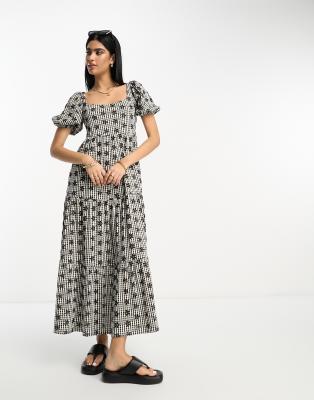 ASOS DESIGN - Gestuftes Midaxi-Kleid mit Lochstickerei und eckigem Ausschnitt in schwarz-weißem Vichykaromuster-Bunt