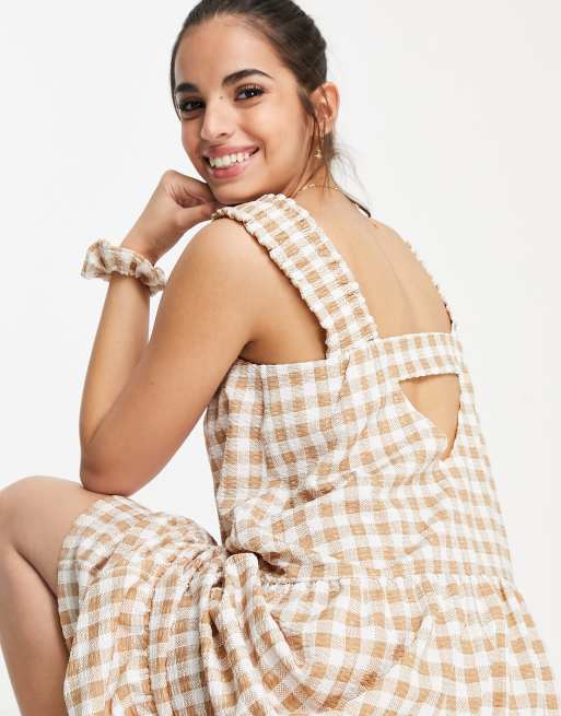 ASOS DESIGN – Gestuftes Midikleid in Braun mit Rüschenträgern und Vichy-Karomuster mit passendem Scrunchie, 2 von 4