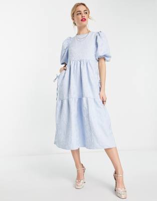ASOS DESIGN – Gestuftes Midikleid in Pastellblau mit Jacquard-Muster und Balgtaschen 