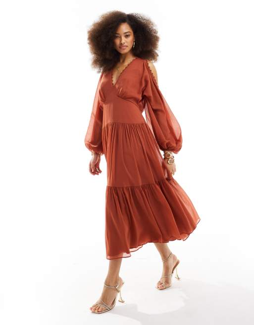 ASOS DESIGN – Gestuftes Midikleid in Rostrot mit Schulterausschnitten und Spitzeneinsatz