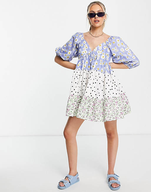 ASOS DESIGN – Gestuftes Mini-Babydoll-Kleid mit verschiedenen Prints