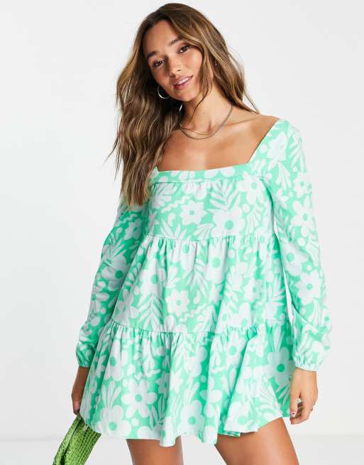 ASOS DESIGN – Gestuftes Mini-Hängerkleid in Grün mit eckigem Ausschnitt und Blumenmuster