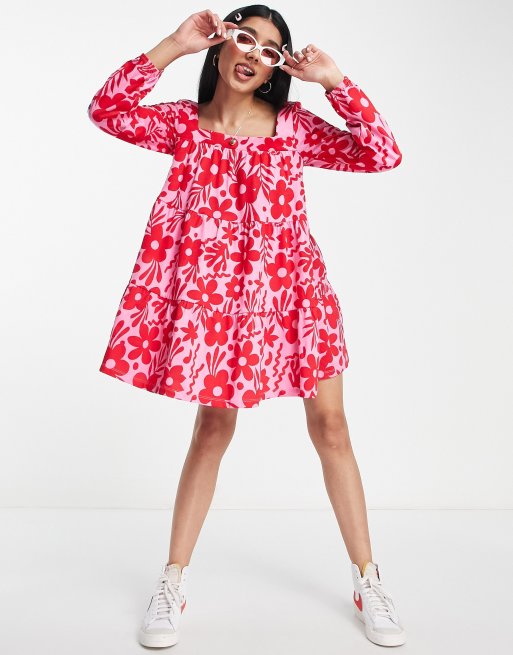 ASOS DESIGN – Gestuftes Mini-Hängerkleid in Rot und Rosa geblümt mit eckigem Ausschnitt