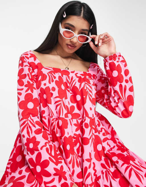 ASOS DESIGN – Gestuftes Mini-Hängerkleid in Rot und Rosa geblümt mit eckigem Ausschnitt, 3 von 4