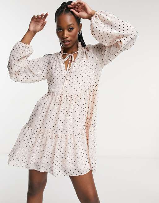 ASOS DESIGN – Gestuftes Mini-Hängerkleid mit gesmoktem Ausschnitt und Punktemuster