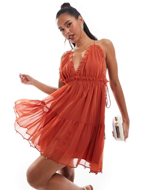 ASOS DESIGN – Gestuftes Mini-Trägerkleid in Rostrot mit Rüschen und Spitzenbesatz - view 1