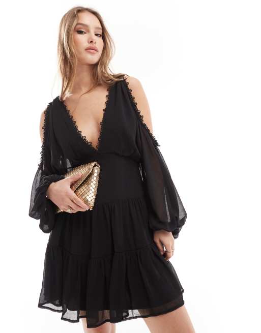 ASOS DESIGN – Gestuftes Minikleid in Schwarz mit Schulterausschnitten und Spitzeneinsatz