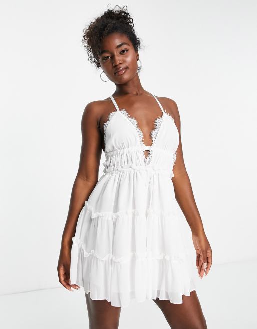 ASOS DESIGN – Gestuftes Minikleid in Weiß mit Knopfleiste und Spitzenbesatz