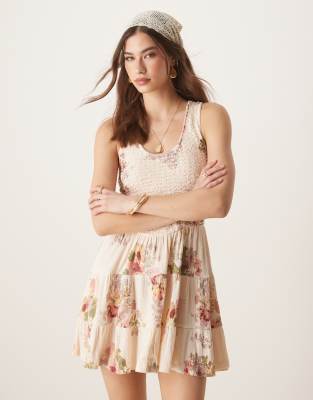 ASOS DESIGN - Gestuftes Minikleid mit Kräuselstruktur, U-Ausschnitt und Vintage-Blumenmuster-Bunt