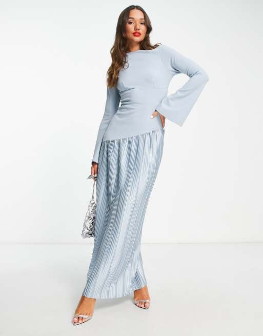 ASOS DESIGN – Gestuftes, plissiertes Maxikleid in Staubblau mit ausgestellten Ärmeln
