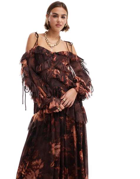 ASOS DESIGN – Gestuftes, schulterfreies Maxikleid mit Rüschen und Blumenmuster in Burgunderrot - view 1