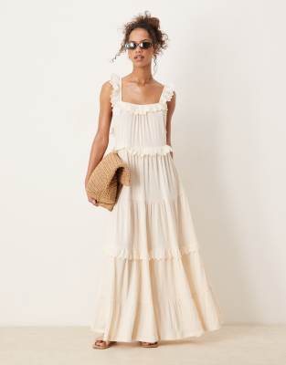 ASOS DESIGN - Gestuftes schwingendes Maxikleid in Weiß mit Spitzeneinsatz und Rüschen