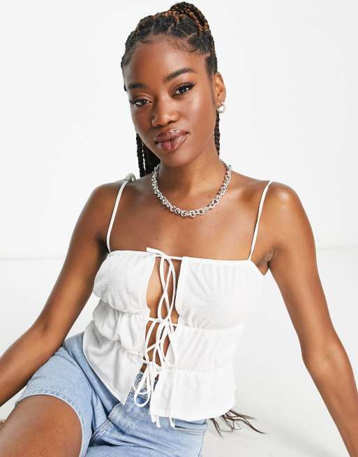 ASOS DESIGN – Gestuftes Sommeroberteil in Weiß mit schmalen Trägern