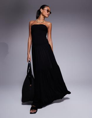 ASOS DESIGN - Gestuftes, trägerloses Maxikleid in Schwarz mit Knitterstruktur und gesmoktem Oberteil
