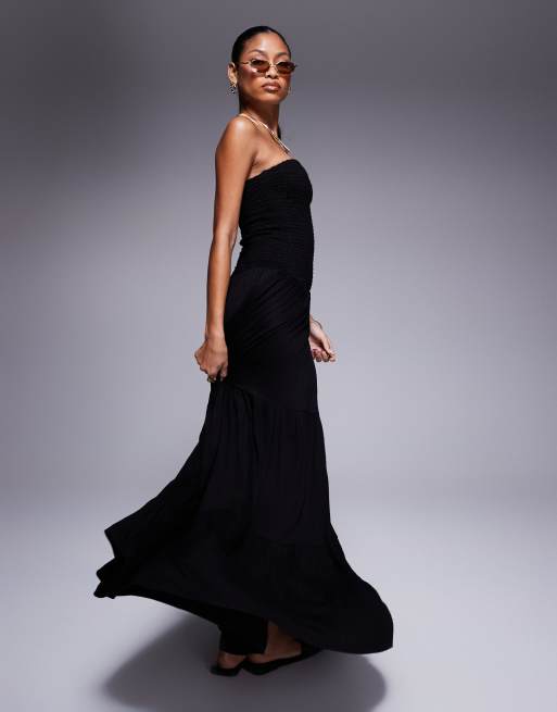 ASOS DESIGN – Gestuftes, trägerloses Maxikleid in Schwarz mit Knitterstruktur und gesmoktem Oberteil, 3 von 4