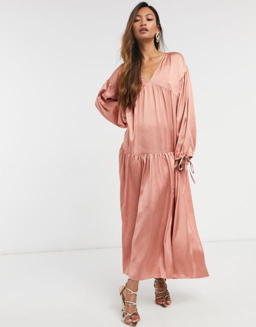 ASOS DESIGN – Gestuftes Trapez-Midi-Hängerkleid aus Satin in Dunkelrosa
