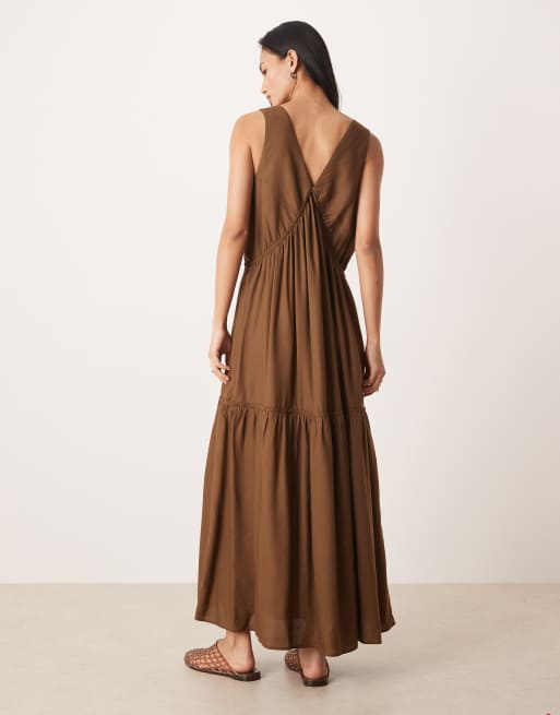 ASOS DESIGN – Gestuftes, trapezförmiges Maxikleid in dunklem Olivgrün mit V-Ausschnitt, 2 von 4