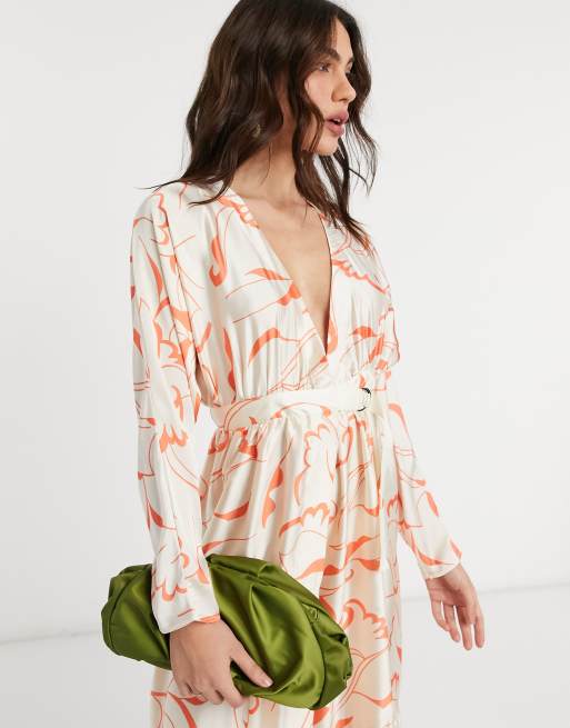ASOS DESIGN – Gestuftes Wickel-Maxikleid aus Satin mit abstraktem Print, 3 von 4