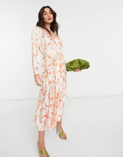 ASOS DESIGN – Gestuftes Wickel-Maxikleid aus Satin mit abstraktem Print, 4 von 4