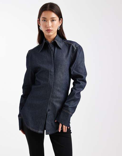 ASOS DESIGN - Getailleerd denim overhemd met schoudervullingen en donkere wassing