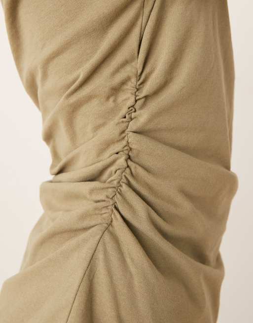 ASOS DESIGN - Getailleerd T-shirt met asymmetrische zoom in olijfgroen, 2 van 4