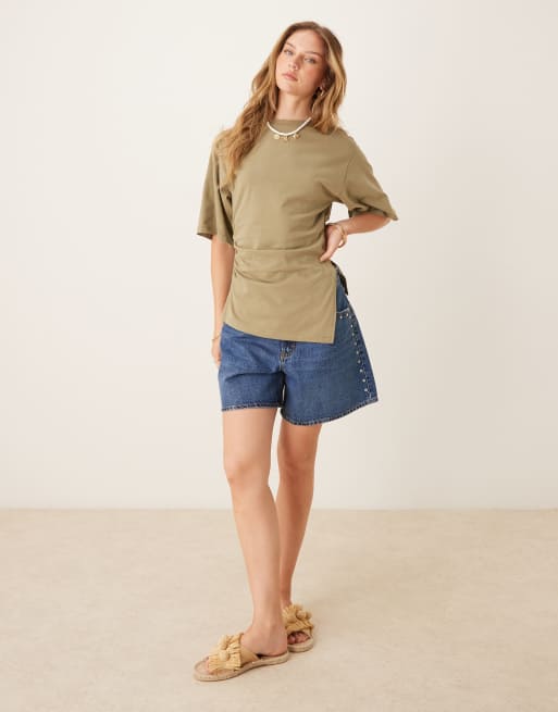 ASOS DESIGN - Getailleerd T-shirt met asymmetrische zoom in olijfgroen, 3 van 4
