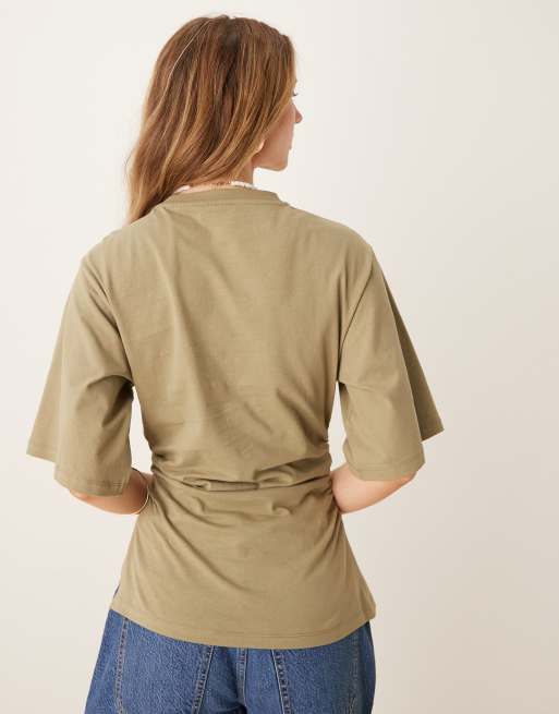 ASOS DESIGN - Getailleerd T-shirt met asymmetrische zoom in olijfgroen, 4 van 4