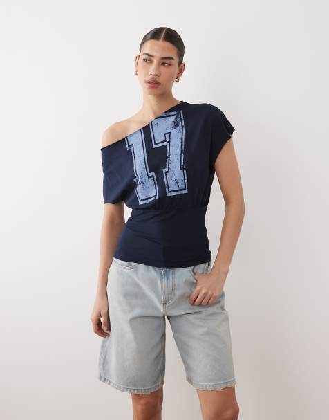 ASOS DESIGN - Getailleerd T-shirt met blote schouder en varsity-nummerprint in marineblauw - view 1