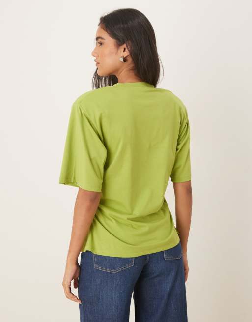 ASOS DESIGN - Getailleerd T-shirt met schoudervullingen in olijfgroen, 3 van 4