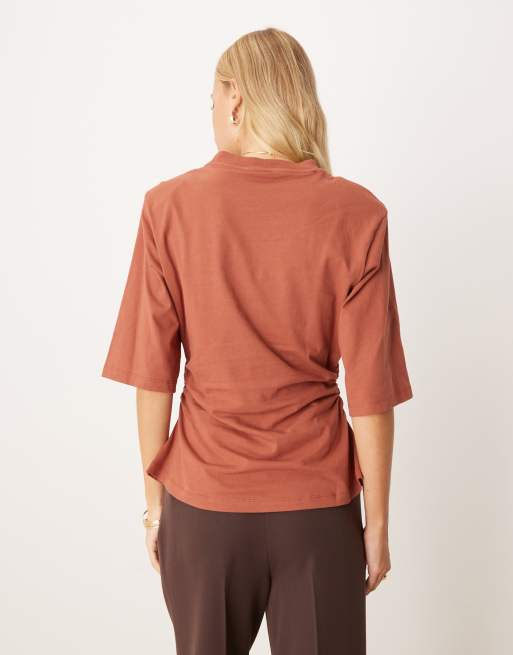 ASOS DESIGN - Getailleerd T-shirt met schoudervullingen in roestbruin, 2 van 4