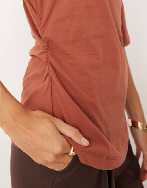 ASOS DESIGN - Getailleerd T-shirt met schoudervullingen in roestbruin, 3 van 4