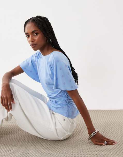 ASOS DESIGN - Getailleerd T-shirt met uitlopende mouwen, V-achterkant en stippenprint in pastelblauw - view 1
