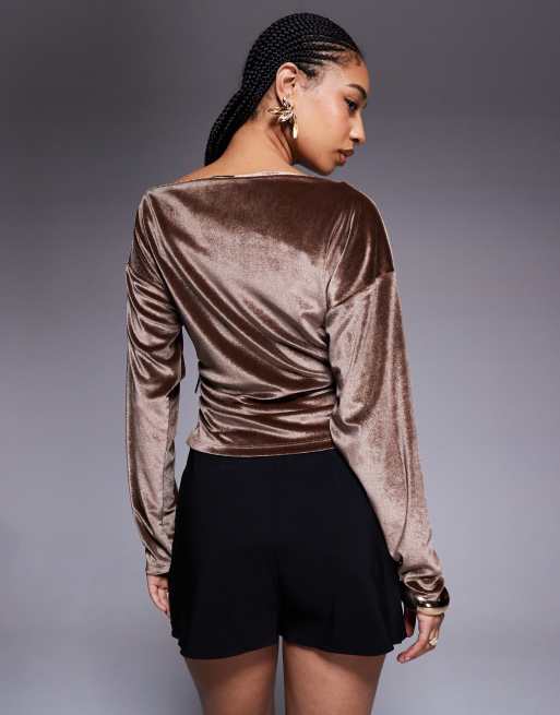 ASOS DESIGN - Getailleerde asymmetrische top van fluweel met blote schouders in bruin, 3 van 4
