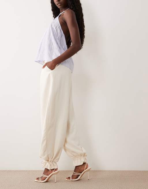 ASOS DESIGN getailleerde ballonbroek met ruchezoom in crème, 2 van 5
