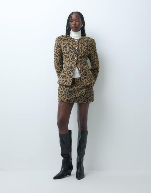 ASOS DESIGN getailleerde blazer met opvallende knopen in gestructureerde luipaardprint, 2 van 5