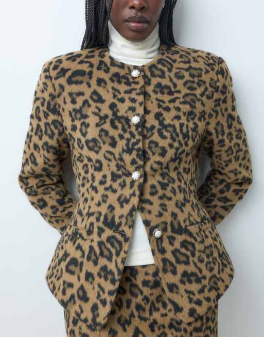 ASOS DESIGN getailleerde blazer met opvallende knopen in gestructureerde luipaardprint, 4 van 5