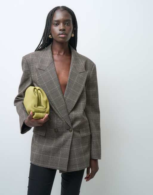 ASOS DESIGN getailleerde blazer met power shoulders en dubbele rij knopen in beige, 2 van 4