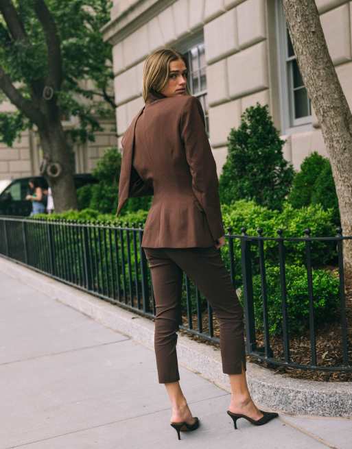 ASOS DESIGN - Getailleerde blazer met schoudervullingen en sjaal in chocoladebruin, 2 van 8