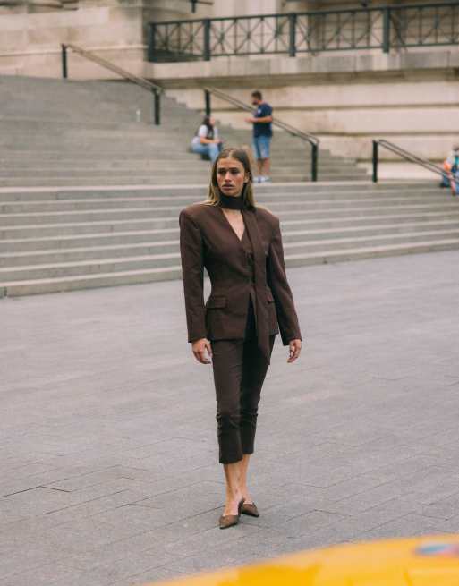 ASOS DESIGN - Getailleerde blazer met schoudervullingen en sjaal in chocoladebruin, 3 van 8