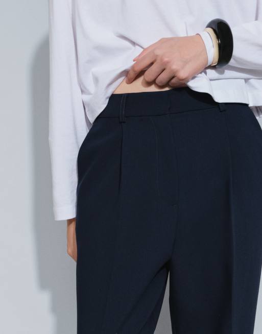 ASOS DESIGN getailleerde broek met voetband in navy, 5 van 5