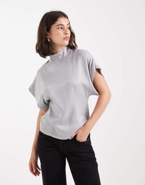 ASOS DESIGN - Getailleerde hoogsluitende satijnen top in grijs - view 1