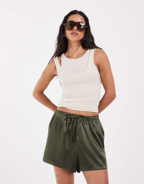 ASOS DESIGN getailleerde runner short in satijn in kaki - view 1